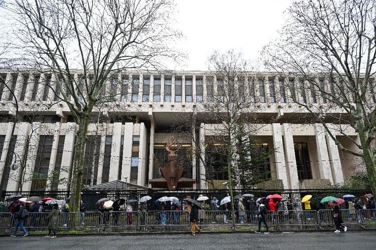 A Paris, des milliers d'électeurs devant l'ambassade russe, beaucoup contre Poutine