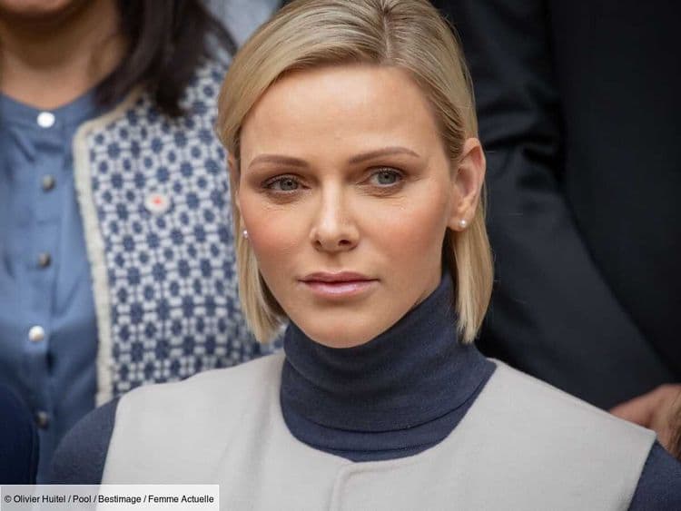 Charlène de Monaco opte pour un tailleur beige élégant lors d'une remise de prix
