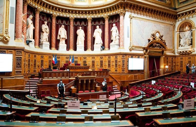 École sans profs : le Sénat tire la sonnette d’alarme sur le chaos du remplacement