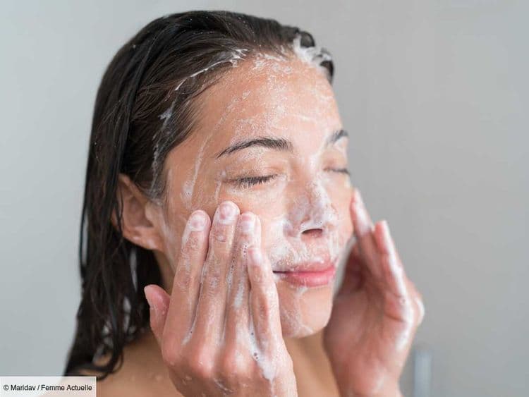 "C'est une protection pour la peau" : pourquoi le double nettoyage est indispensable, selon ce médecin esthétique