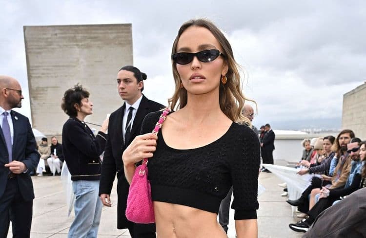 Lily Rose Depp porte le combo ballerines-chaussettes