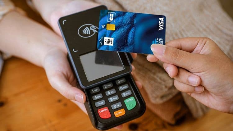 La Banque Postale : c'est quoi, cette nouvelle carte bancaire 5 euros plus chère ?