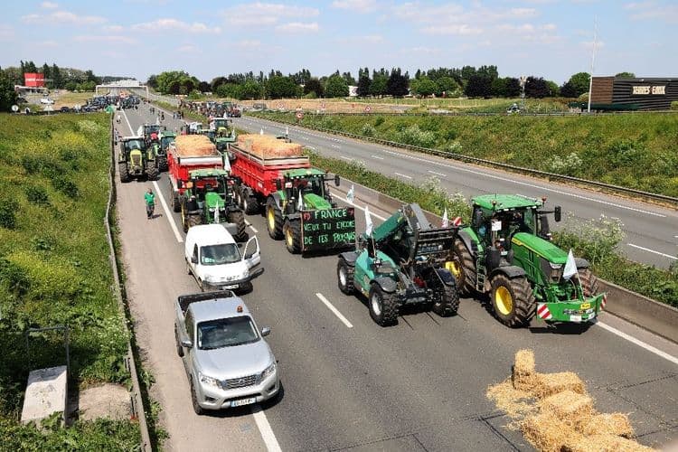 Dans le Nord, les agriculteurs bloquent à nouveau des autoroutes