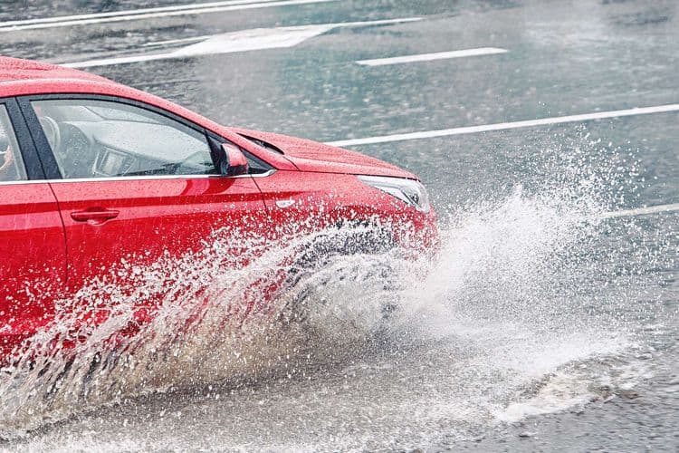 Comment éviter le risque d'aquaplaning en voiture ?