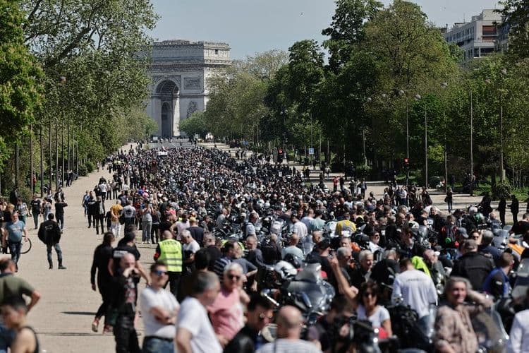 A Paris, des milliers de motards manifestent contre le contrôle technique obligatoire