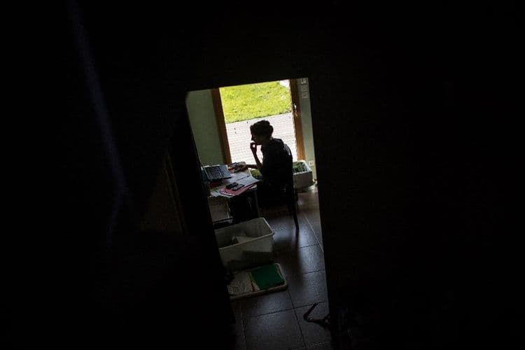 "J'ai perdu 90.000 euros": des épargnants piégés par de fausses interviews d'Elice Lucet