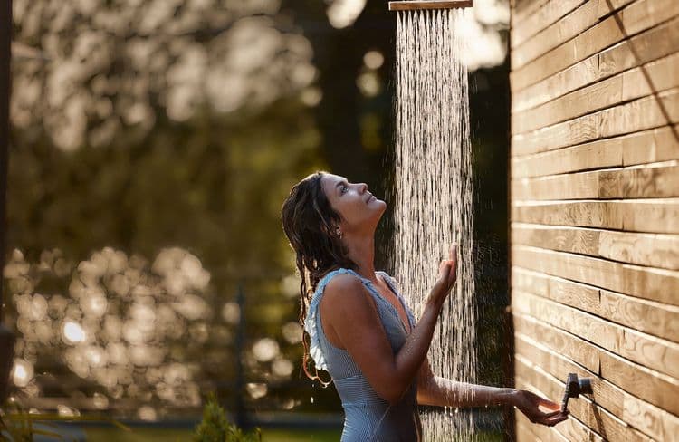 Été : ces gestes à adopter sous la douche pour éviter la déshydratation de la peau