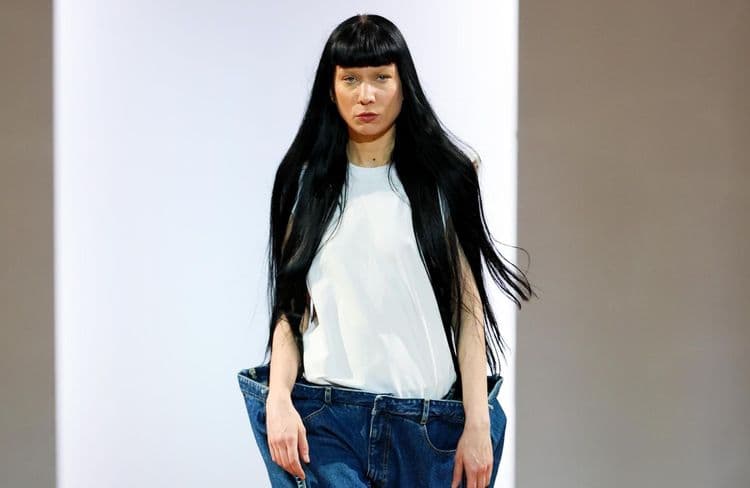 Taille cubique, silhouette géométrique : ce jean réinventé fait sensation sur les réseaux sociaux