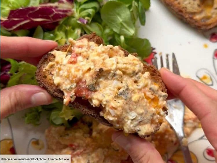 Déjeuner sur le pouce ou apéro express : la recette de feta rôtie au four avec des tomates et des œufs