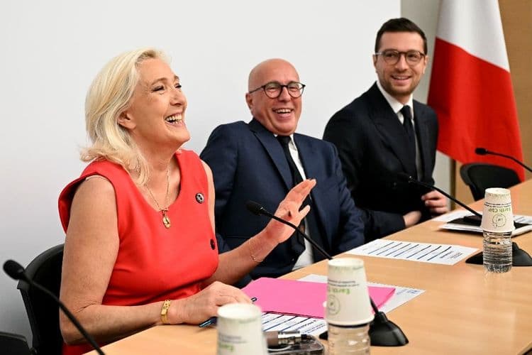 Le Pen exhorte ses troupes à se préparer à tout, y compris la dissolution