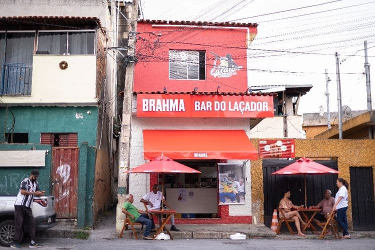 Un bar brésilien transfiguré après une visite surprise de Bruno Mars