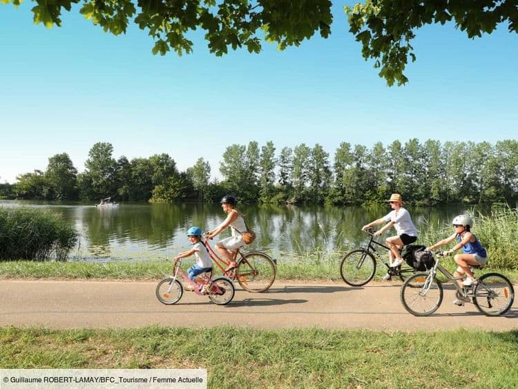 Découvrez la Bourgogne à vélo ! Pédalez le long de la Voie bleue en famille