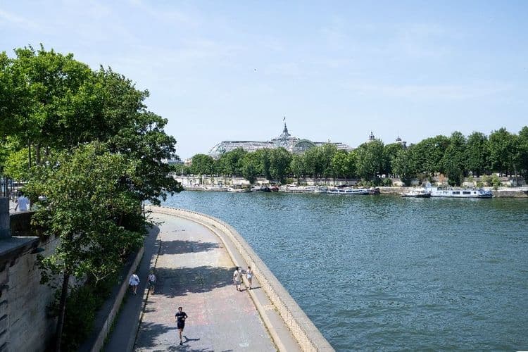 Face aux canicules, comment l'eau froide de la Seine rafraîchit Paris
