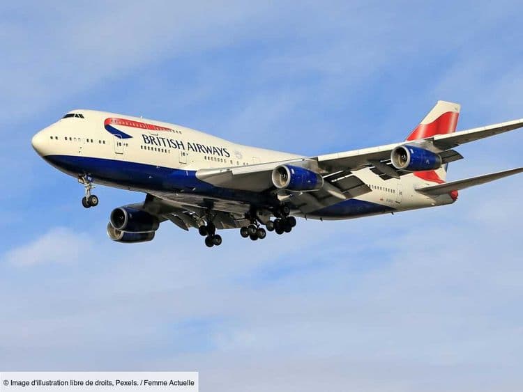 Un steward retrouvé en train de danser complètement nu dans les toilettes de l’avion, il a été arrêté à l'atterrissage