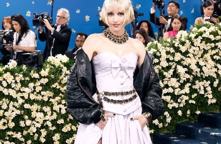 Angèle ose le bas résille et lance cette tendance qu’on n’avait pas vu venir