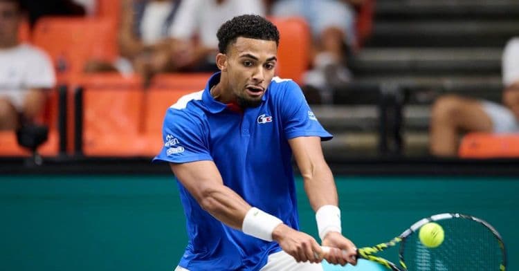 Fils battu, la France rate ses débuts