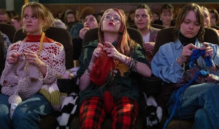 Le "tricot-ciné", remède de grand-mère contre la solitude numérique