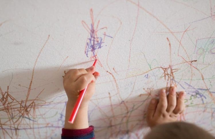 Comment éliminer des traces de crayon au mur ?