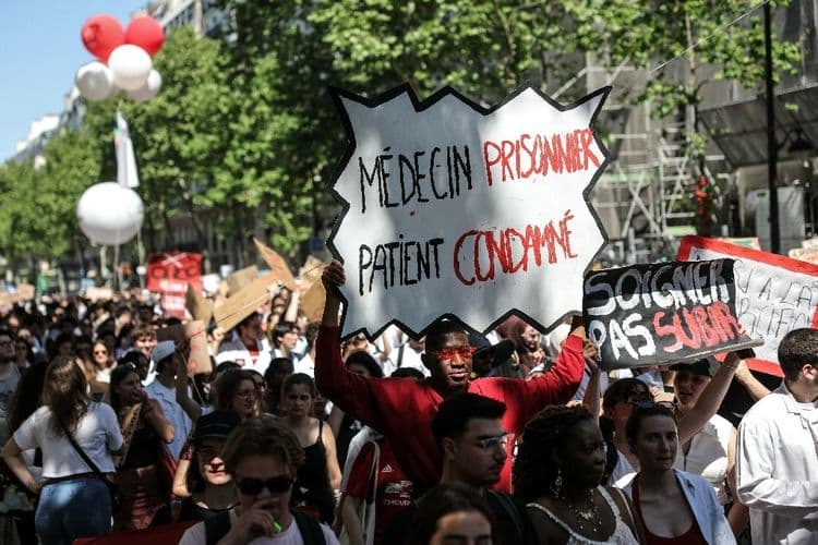 Des milliers de manifestants contre la régulation de l'installation des médecins