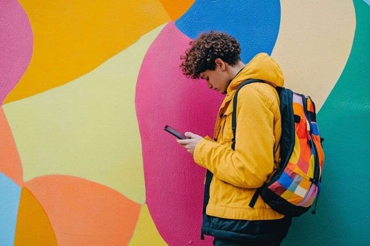 Le projet d’Emmanuel Macron de bannir les réseaux sociaux pour les enfants : un défi de taille