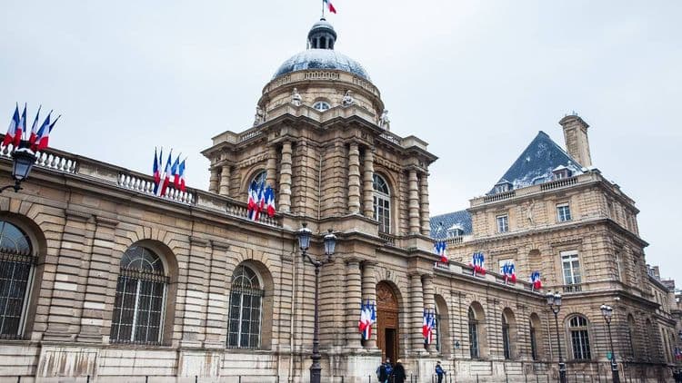 Hausse 2025 des retraites : 0,9%, rattrapage en juillet, seuil à 1 500 euros... Ce qu'il faut retenir du compromis adopté
