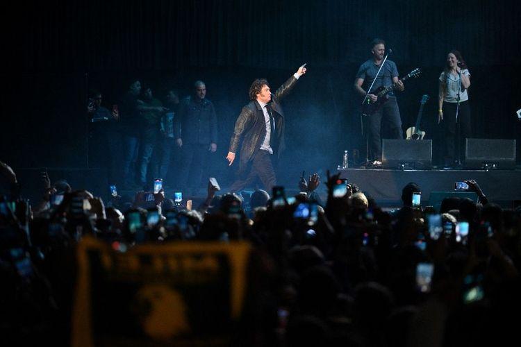 Argentine: le président Milei en rockstar et prof d'éco pour présenter son dernier livre