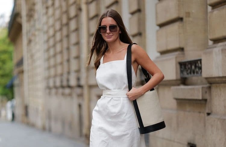 Minimaliste, chic et fraîche : la robe en lin a tout bon