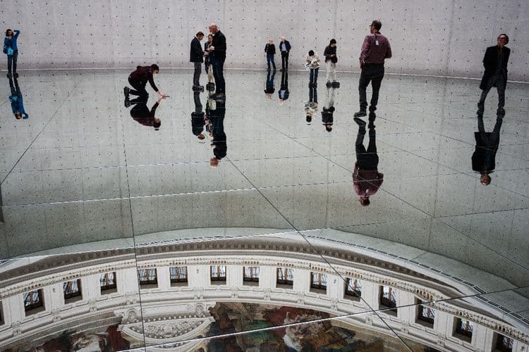 A la Bourse de commerce, de l'art contemporain et des miroirs qui donnent le vertige