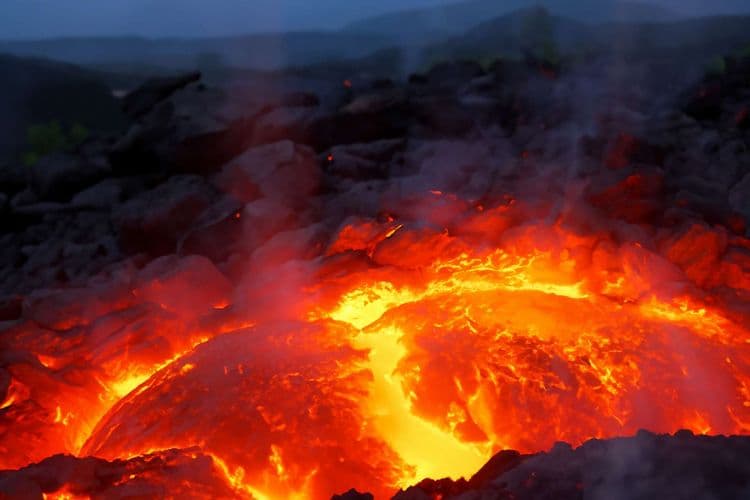 Une intense éruption aux portes de Grindavik en Islande
