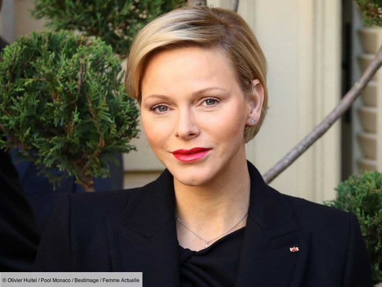 Sublime dans une robe-chemise beige, Charlène de Monaco retrouve Robin Wright pour un déjeuner qui célèbre les femmes