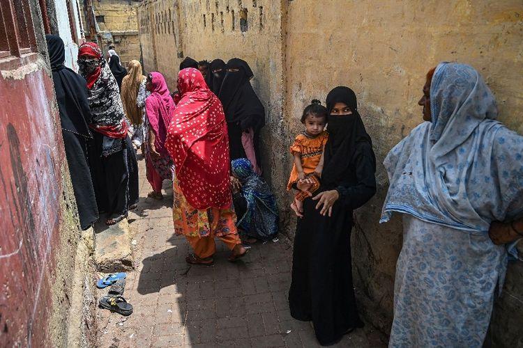 Au Pakistan, une sage-femme tente d'adoucir le changement climatique sur des îles délaissées