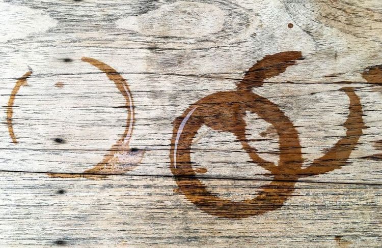 Comment rattraper une trace d’eau sur une table en bois