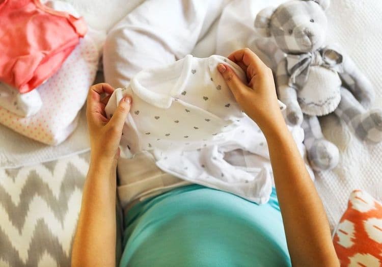 Cadeaux de naissance : arrêtez les bodys, venez plutôt passer le balai