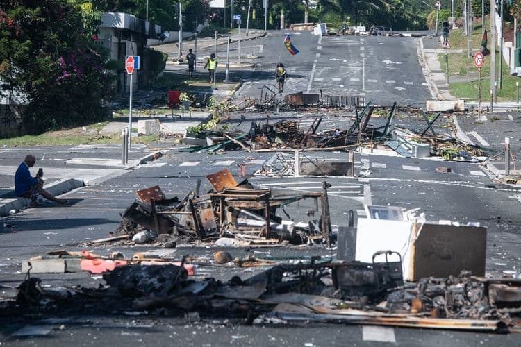 Nouvelle-Calédonie: premières évacuations de touristes en vue