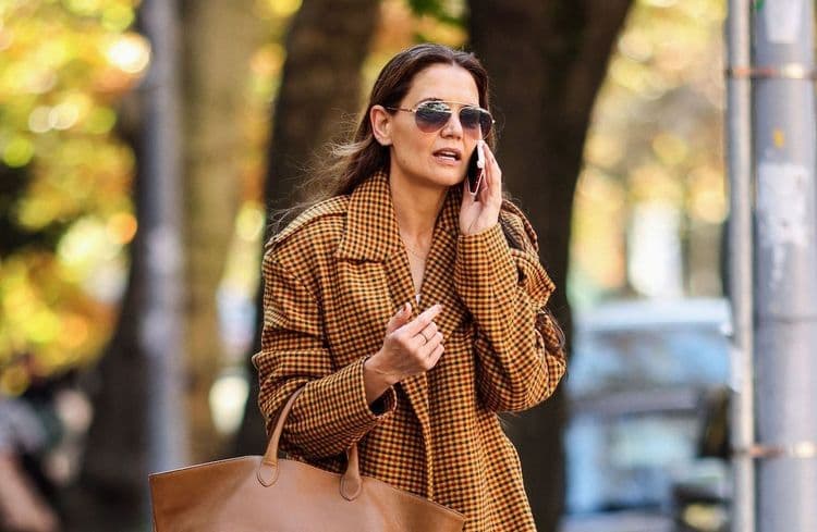 Katie Holmes porte le trench à carreaux parfait pour l'automne