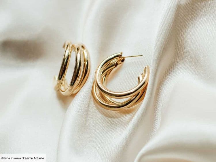 Cette astuce bluffante et rapide pour métamorphoser un débardeur en un look ultra chic - de simples boucles d'oreilles suffisent !