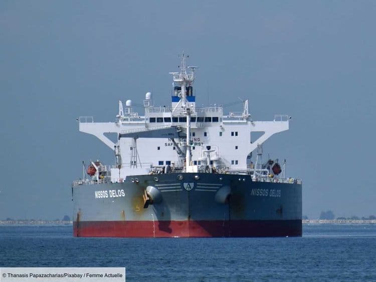 300 mètres de long et une trentaine de marins coincés à bord depuis 2 mois : ce pétrolier est bloqué au large des côtes françaises