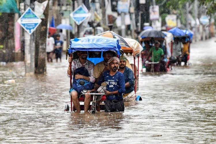 Pluies de mousson en Inde: au moins 30 morts, selon un nouveau bilan