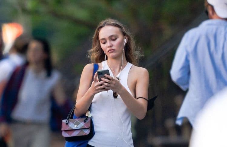 Les écouteurs filaires sont-ils en train de devenir l’accessoire mode le plus cool du moment ?
