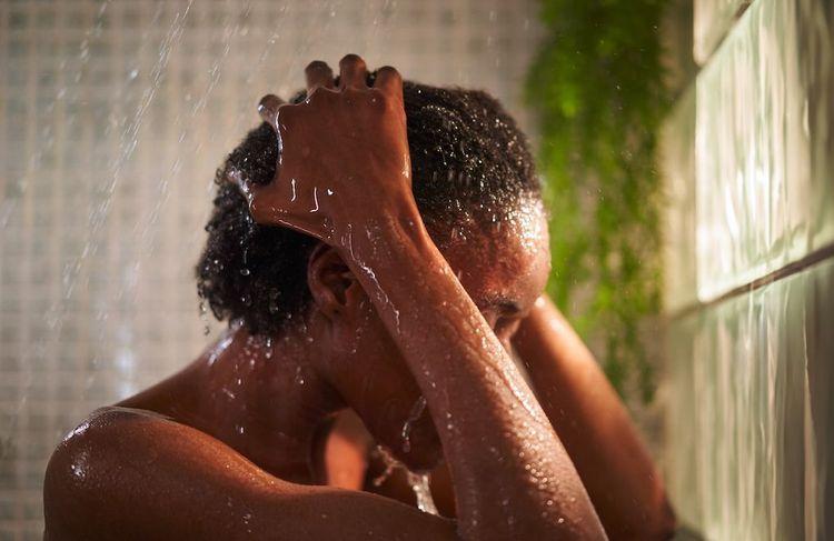 Pourquoi pleure-t-on sous la douche ? Des experts ont la réponse