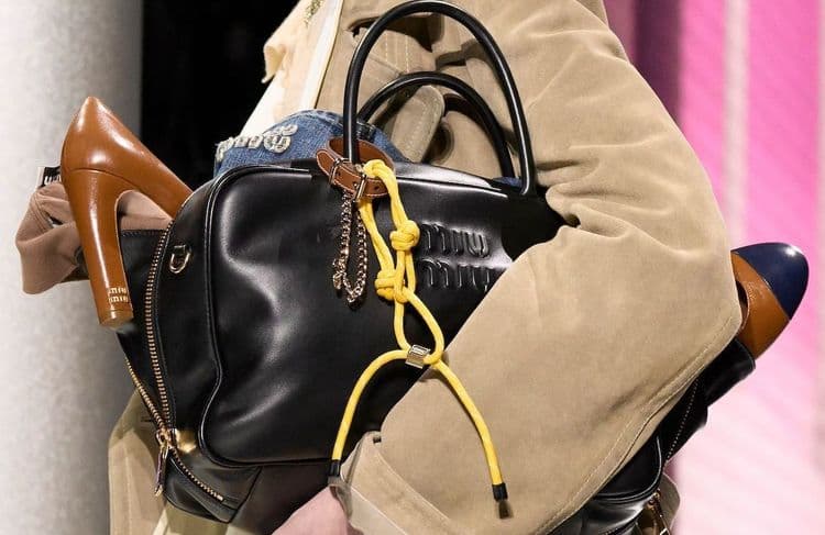 Sur un sac, des sandales... ces cordons colorés transforment nos looks d’été