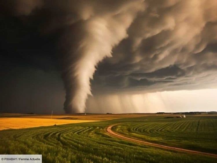 Chasseur d’orage, il fait sa demande en mariage en pleine tornade, la photo est impressionnante