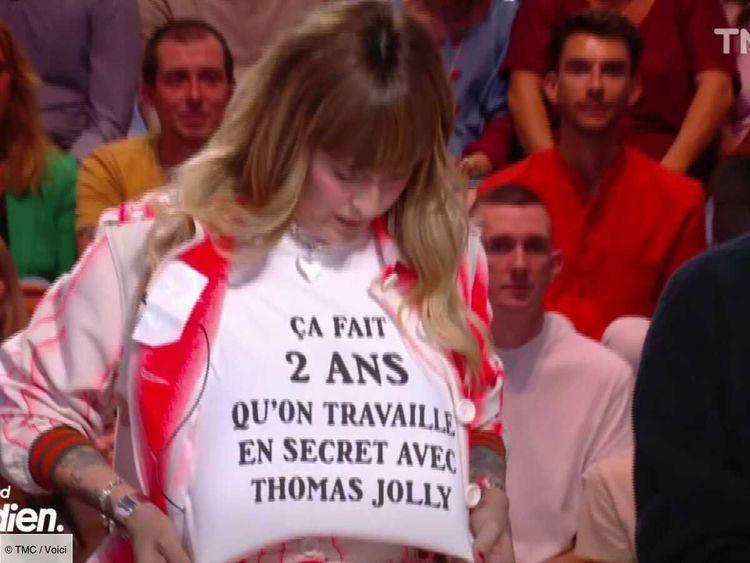 Daphné Bürki dévoile un drôle de t-shirt en réponse aux critiques sur sa collaboration avec Thomas Jolly