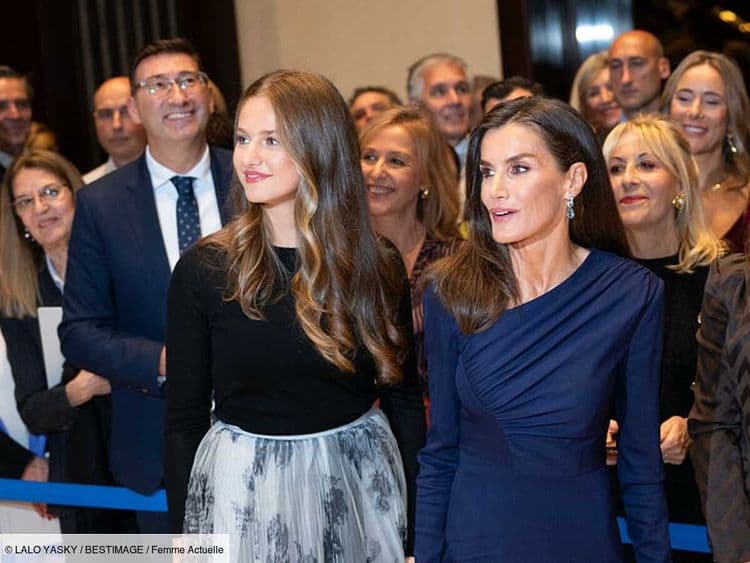 Letizia d’Espagne dans une robe de location ! La reine fait sensation dans une sublime robe bleue et drapée empruntée pour la soirée