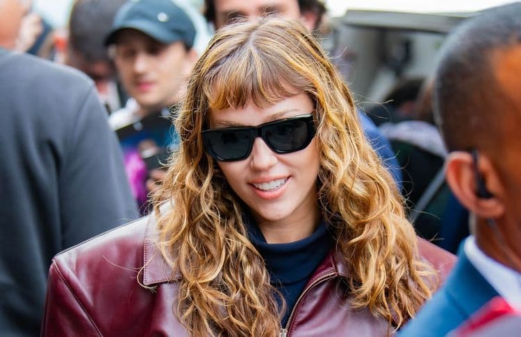 « MC à MC » : Miley Cyrus évoque sa rencontre avec Mariah Carey lors de sa victoire aux Grammys