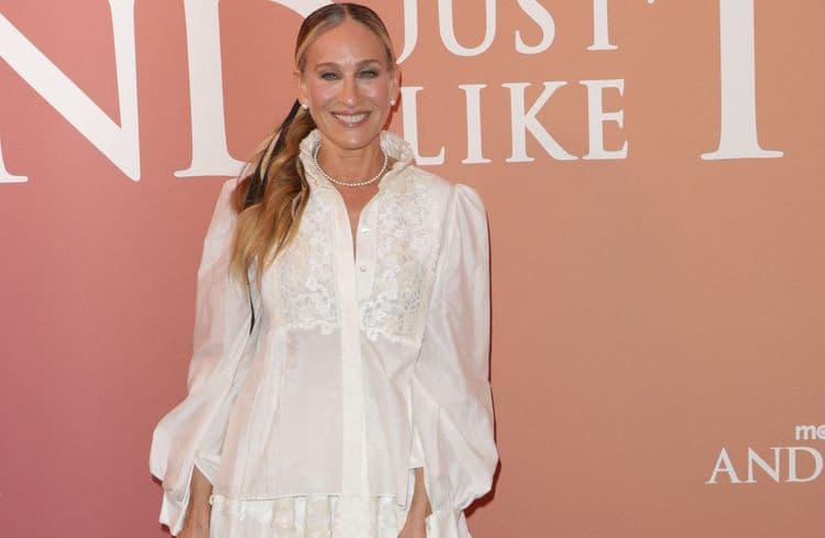 À Paris, Sarah Jessica Parker réhabilite les chaussures fétiches de Carrie Bradshaw