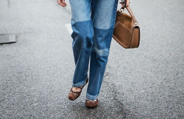 Des réseaux sociaux à la rue : pourquoi tout le monde s’arrache ces ballerines en daim ?