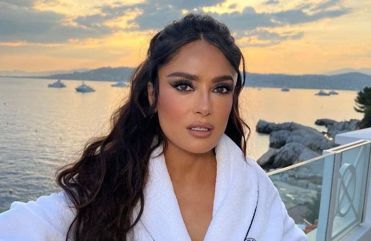 Salma Hayek : son astuce pour camoufler ses cheveux blancs en quelques secondes