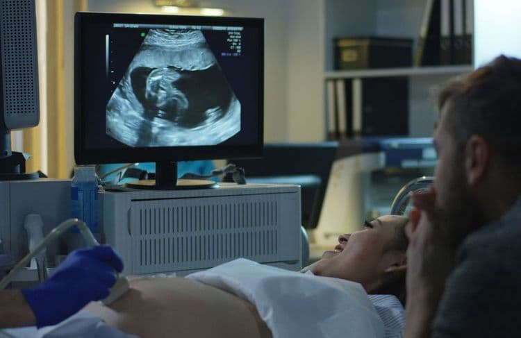 « J’étais en sang, il n’a montré aucune empathie » : une future maman filme une échographie glaçante à l’hôpital