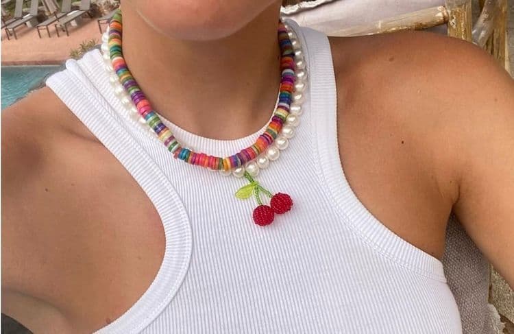 Ces colliers personnalisés sont l’accessoire fun qui égaye nos looks d’été